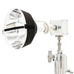 Produktfoto Astera Nyx Bulb mit DoP Snapbar, auf Stativ.