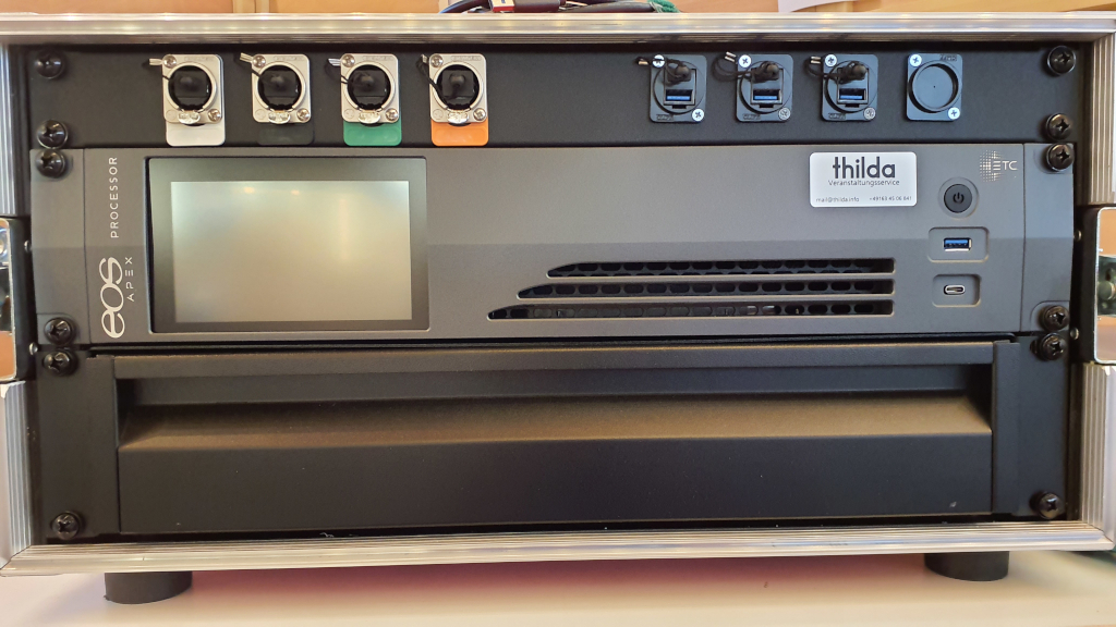 ETC Apex Processor in Case mit Schublade und Rackblende.